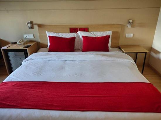 Lumis Studio Apartment Hyderabad Eksteriør billede